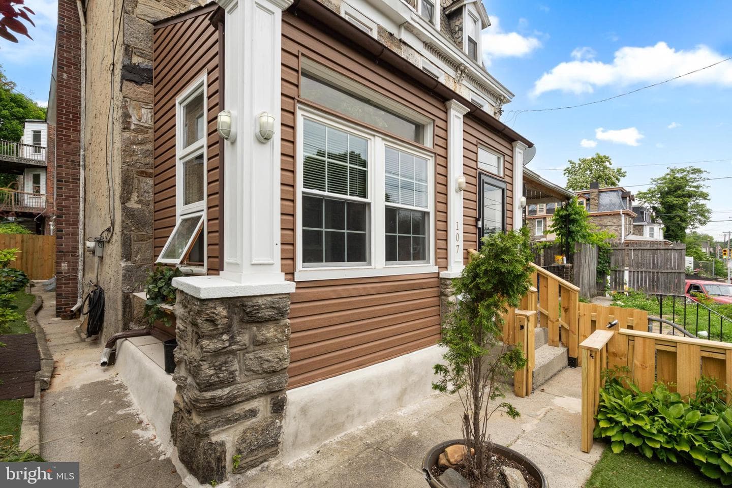 107 W Seymour Street photo 4