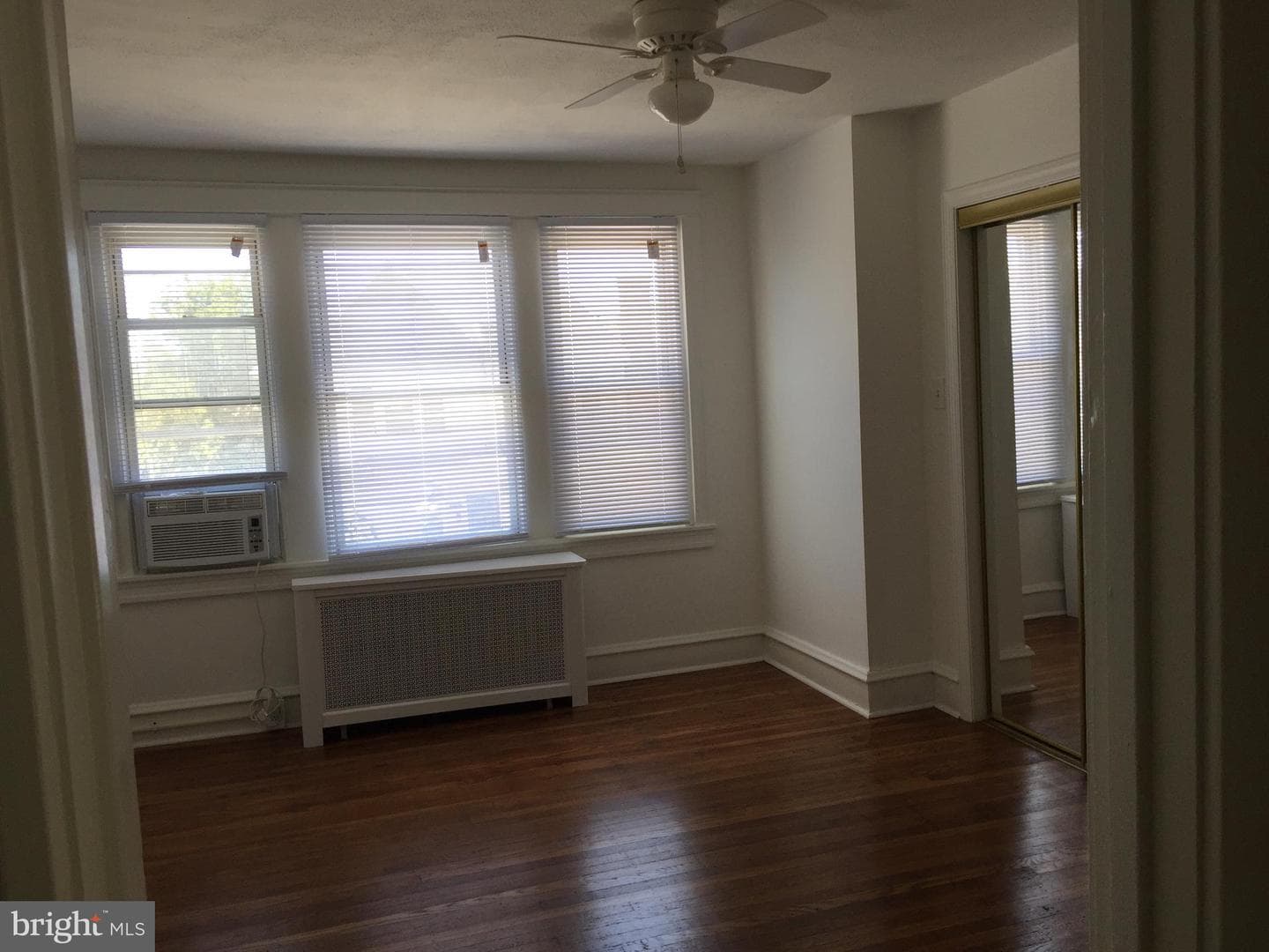 5851 Woodcrest Avenue photo 4