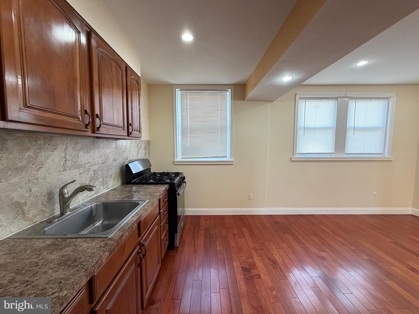 6735 Grovers Ave photo 28