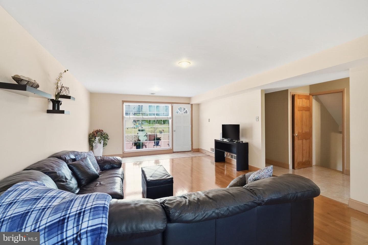 1119 Kent Lane photo 3