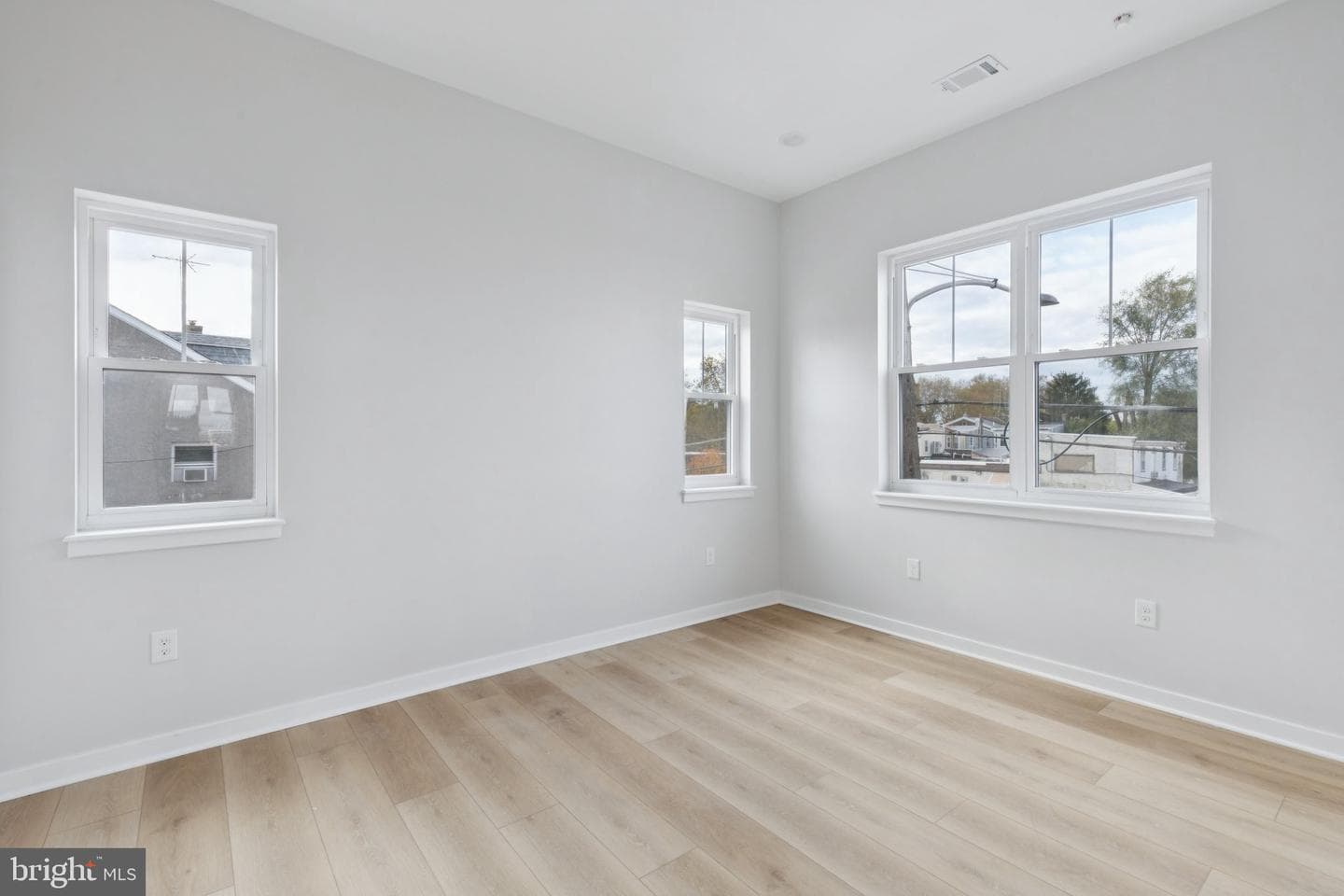 2800 Bridge Street photo 38