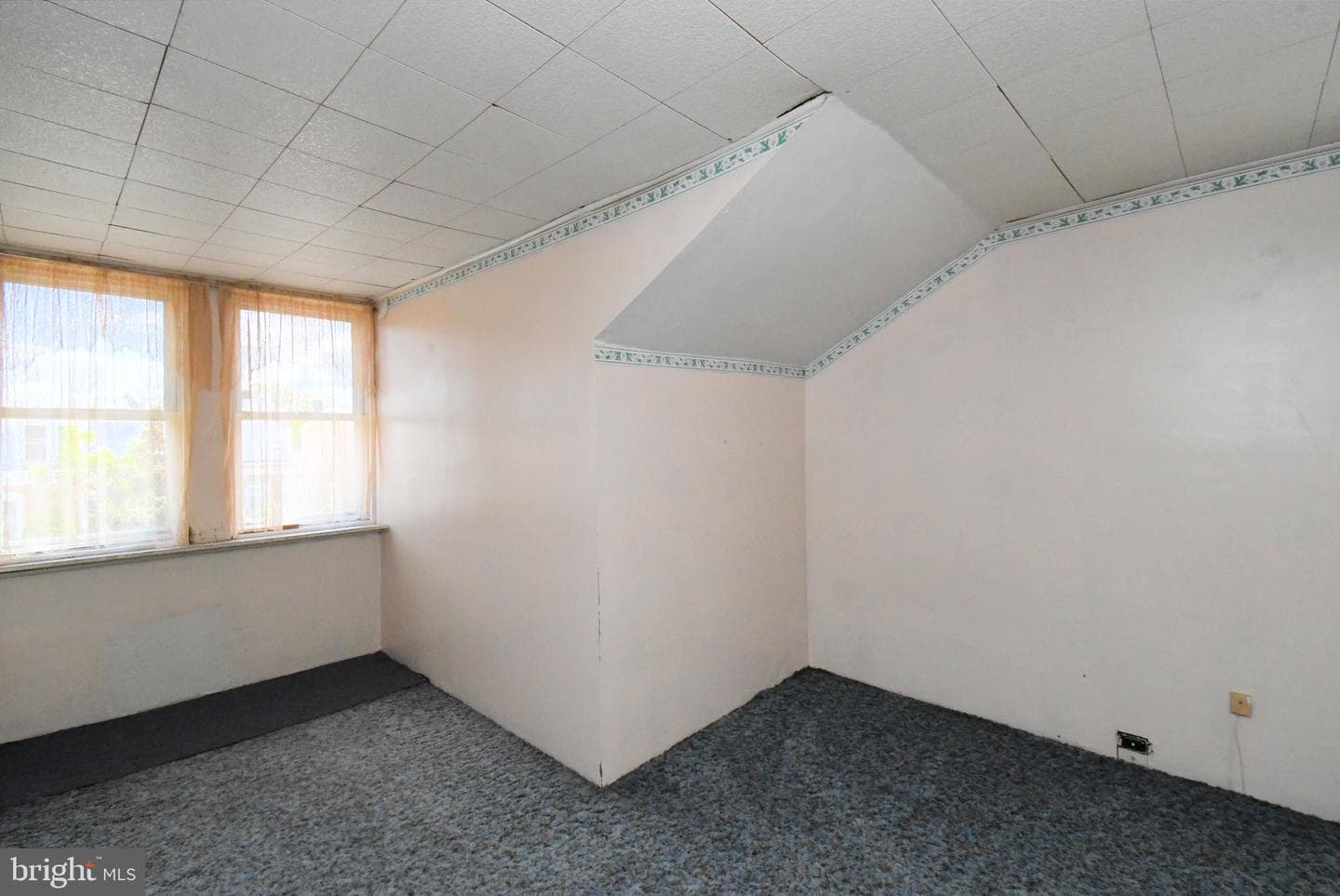 328 Roxborough Avenue photo 42