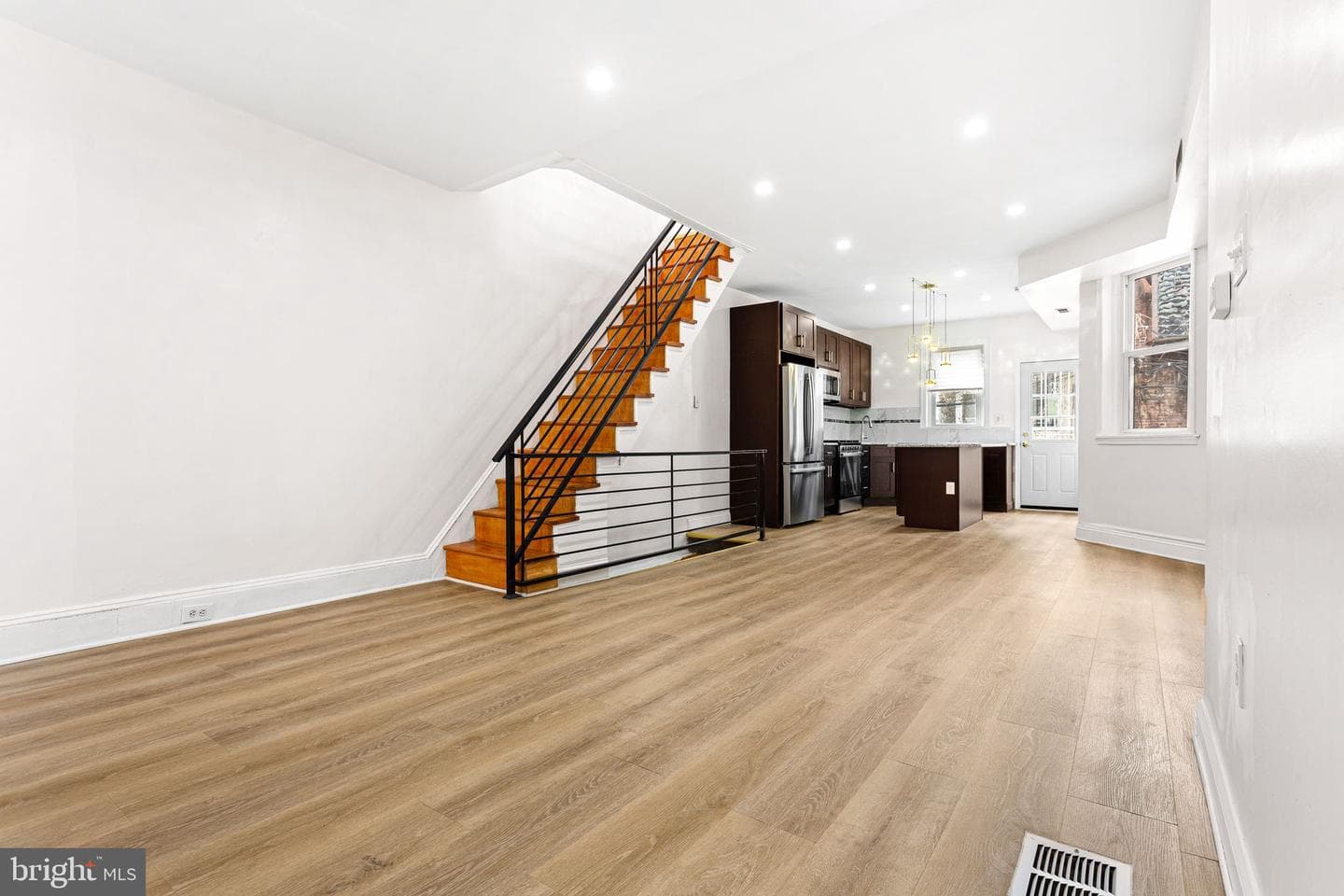 2042 S Cecil Street photo 7