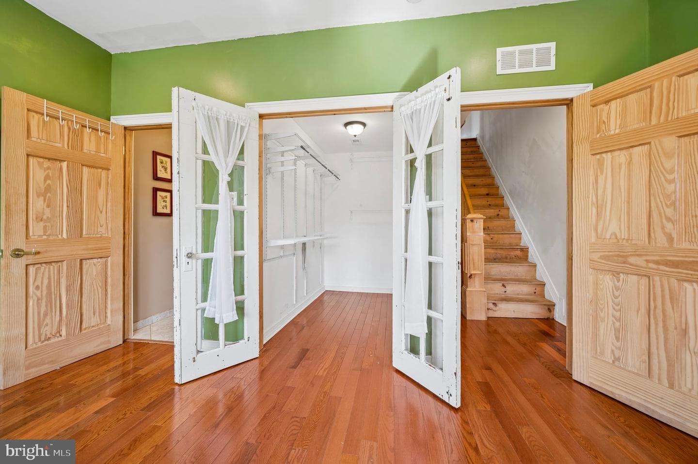 229 W Hansberry Street photo 23