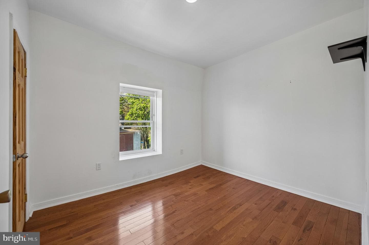 229 W Hansberry Street photo 31