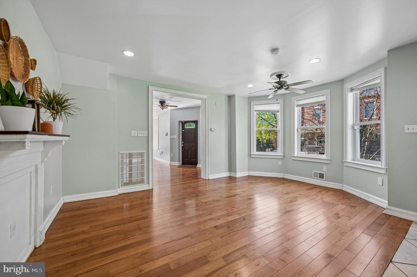 229 W Hansberry Street photo 8