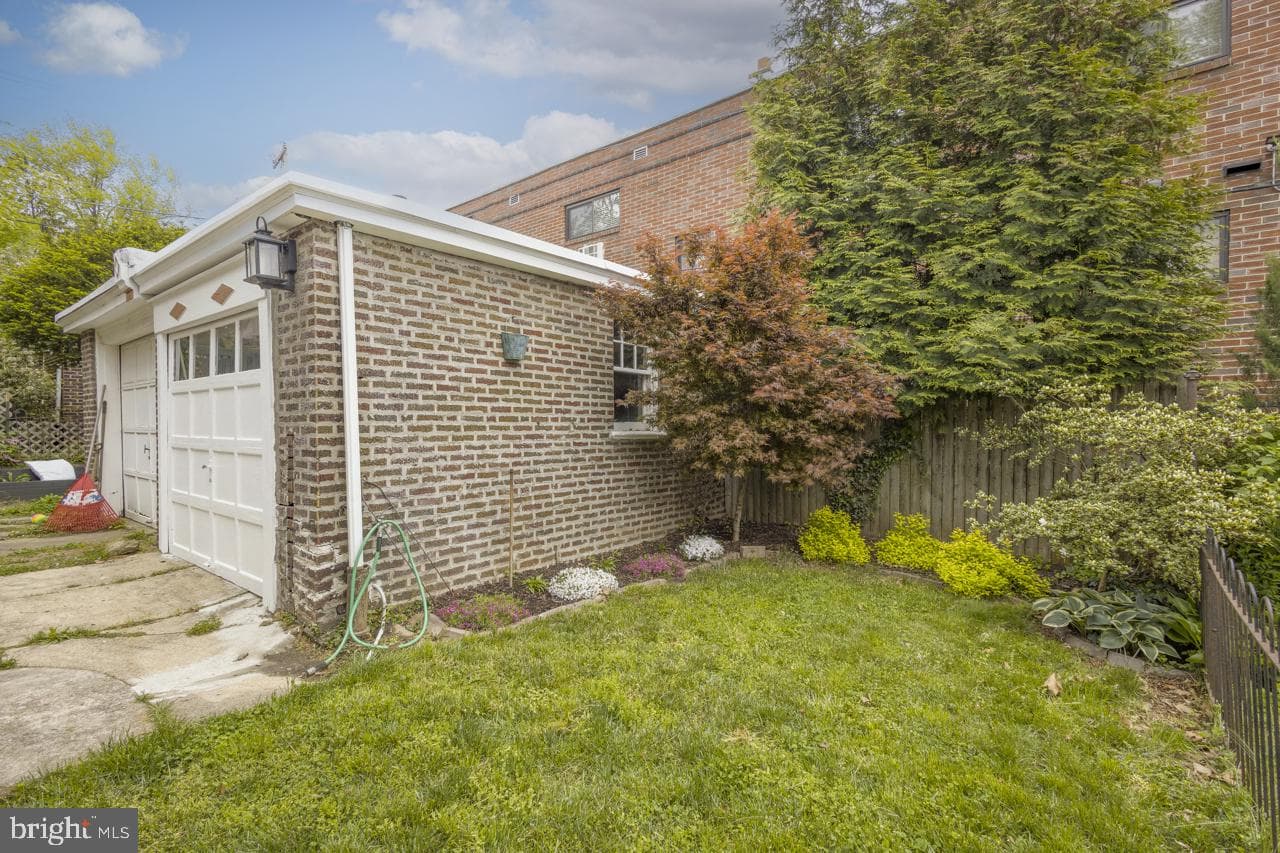 338 E Allens Lane photo 27