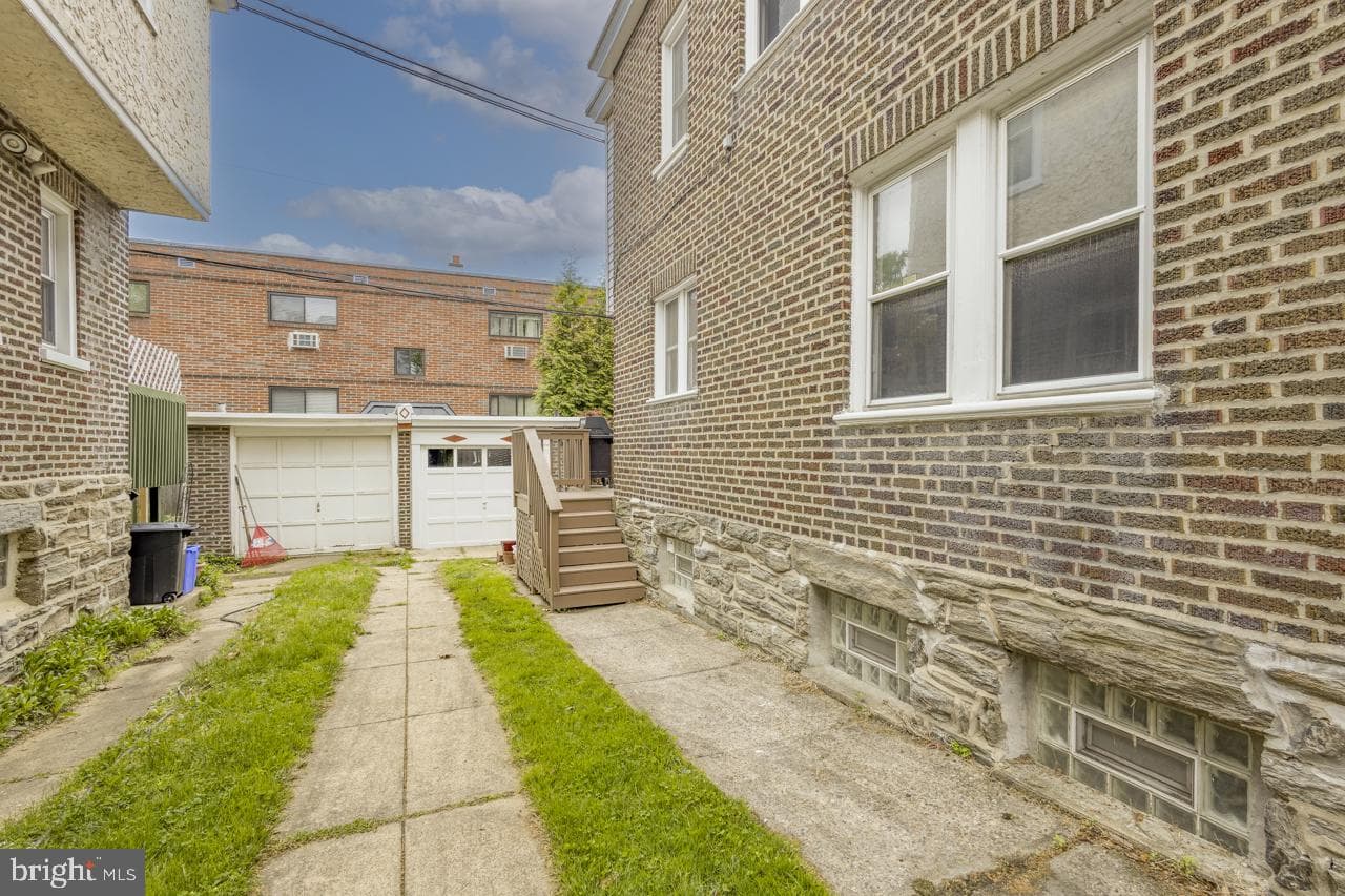 338 E Allens Lane photo 29