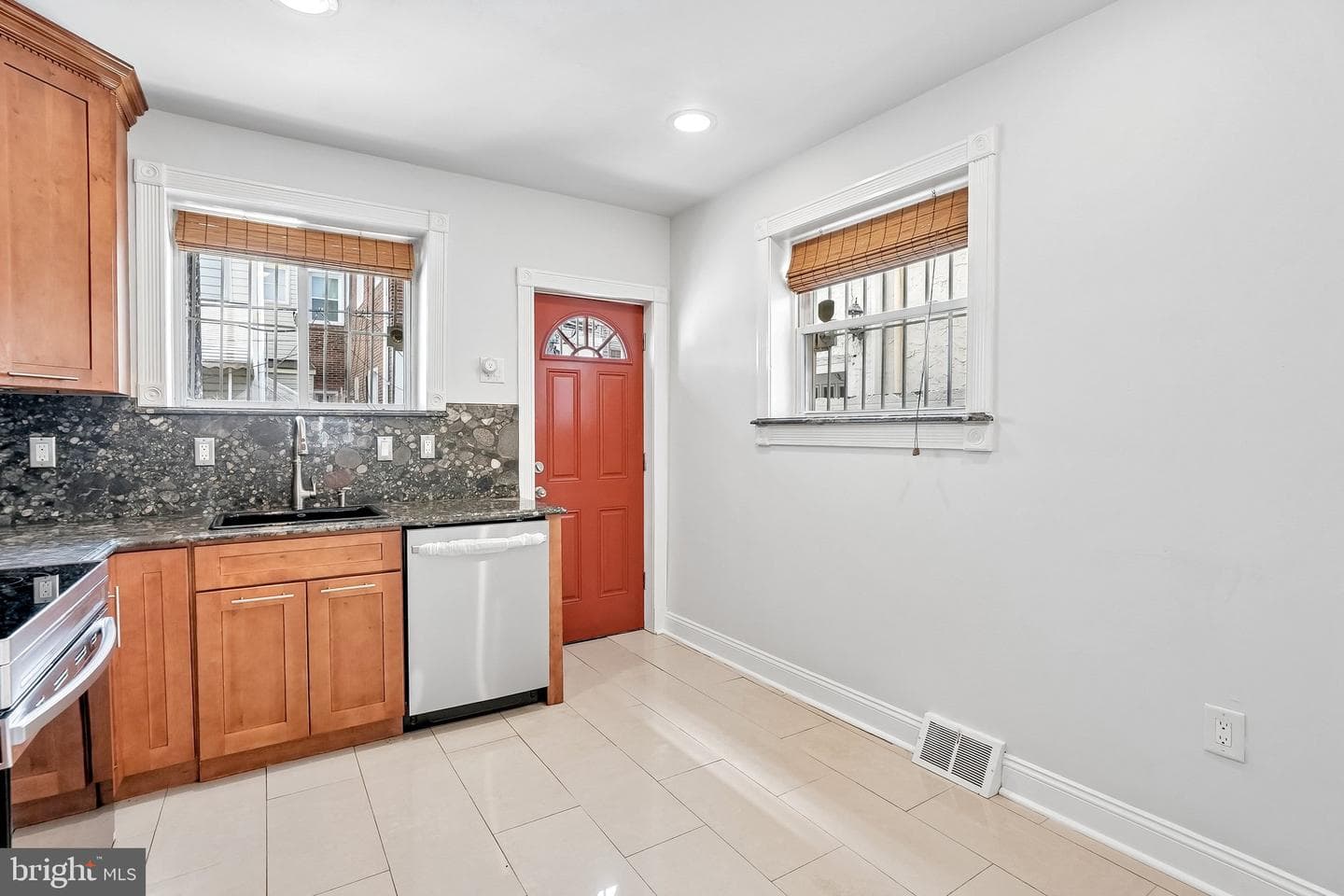 2527 S Hicks Street photo 10
