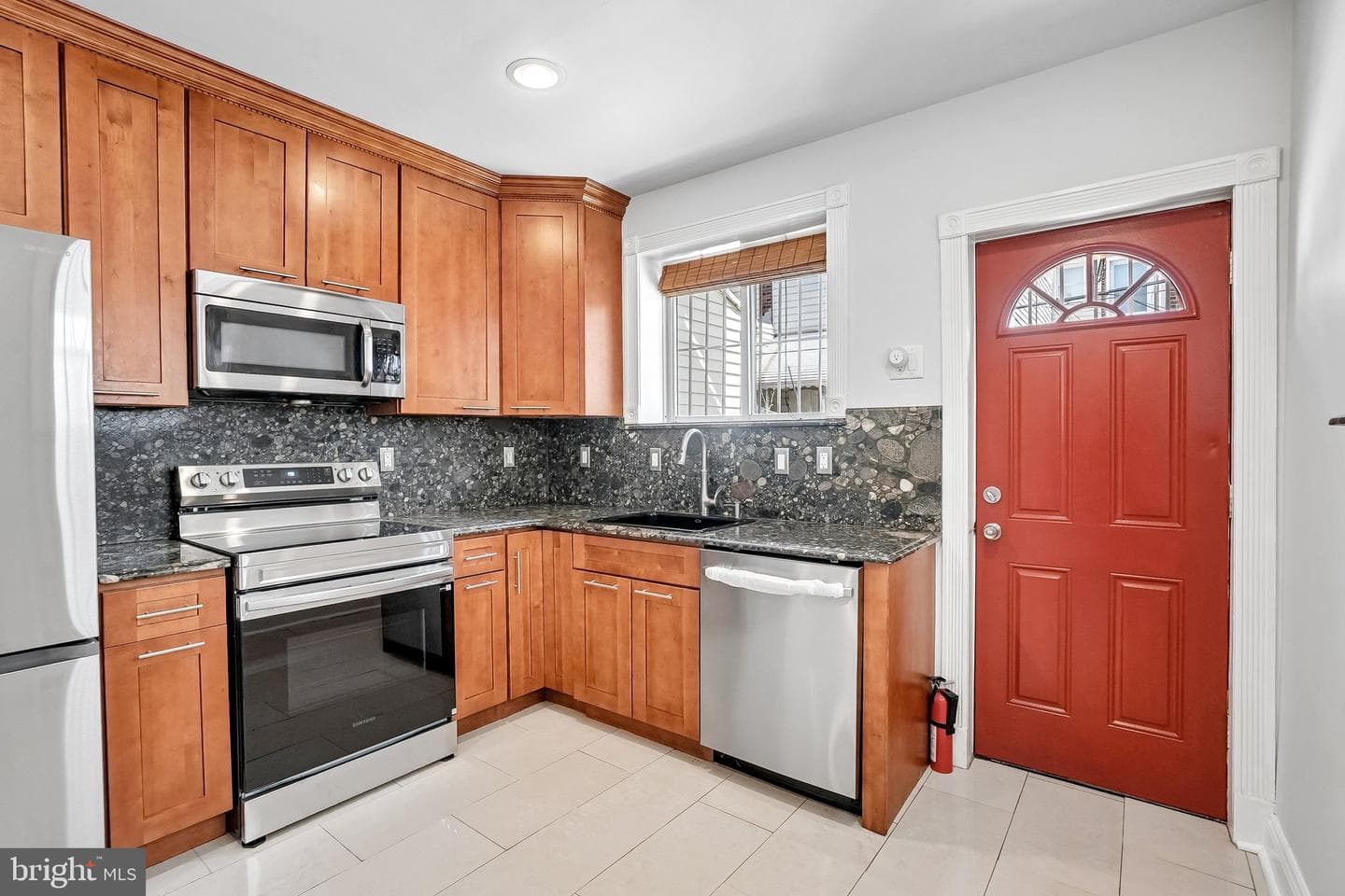 2527 S Hicks Street photo 9