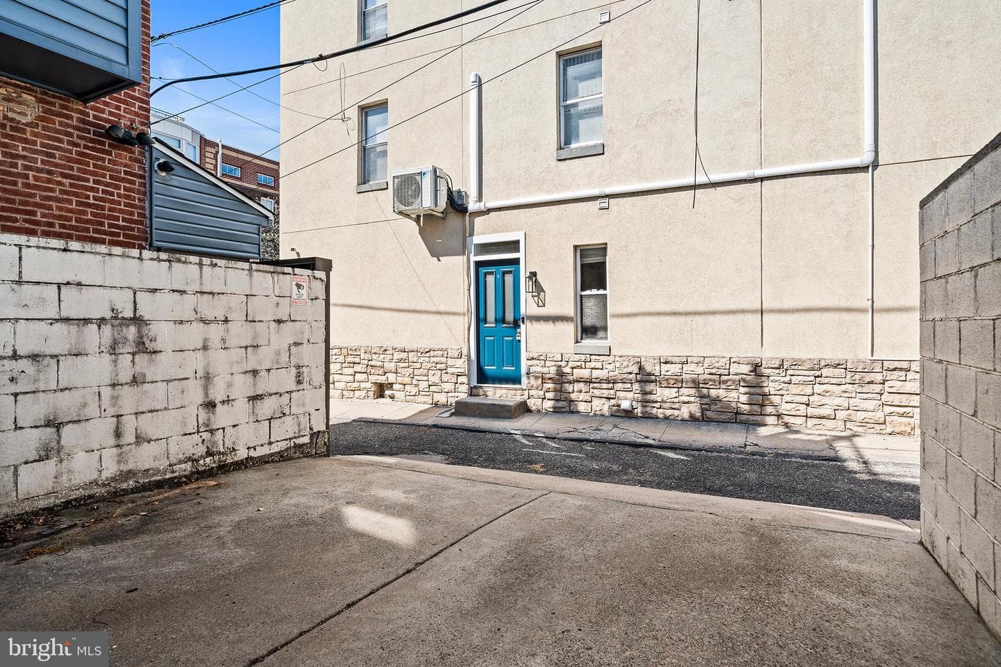2061 Saint Albans Street photo 28