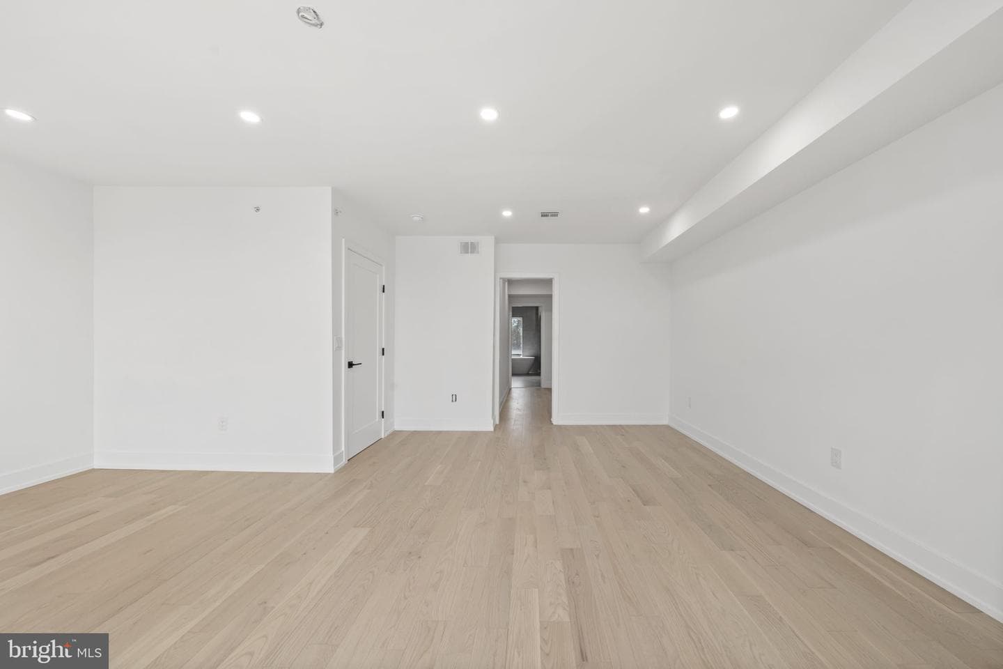 2552 E Somerset Street photo 28