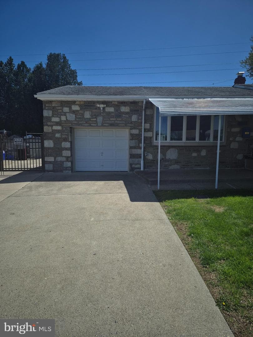 9717 Dedaker Street photo 4