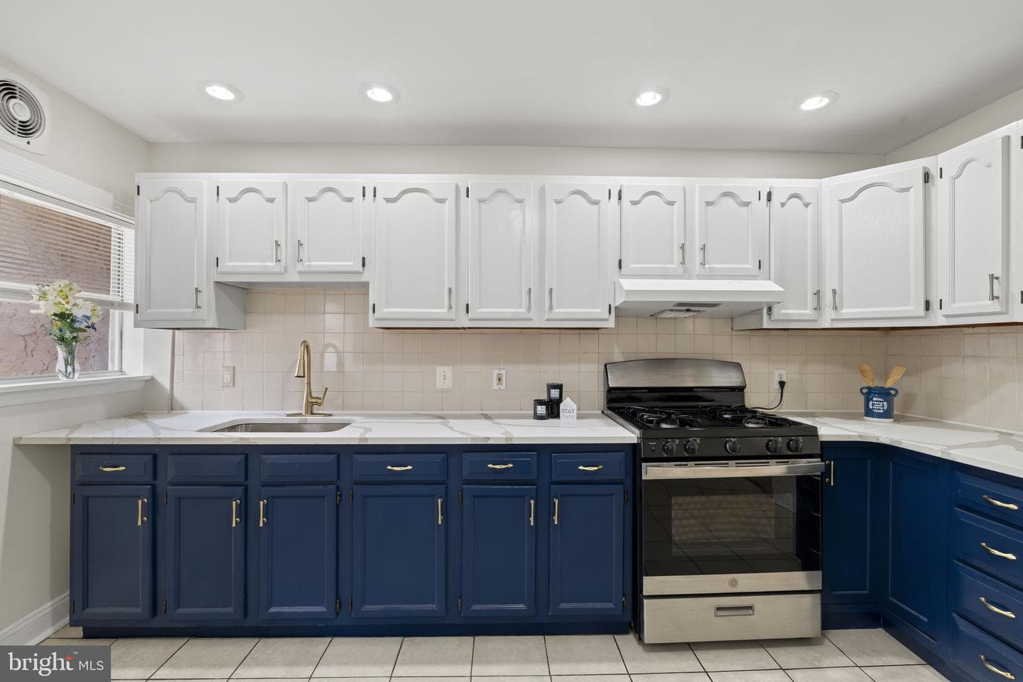 2054 Mckean Street photo 12