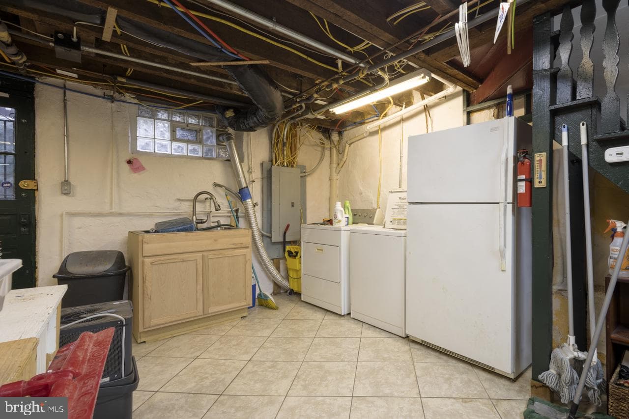 606 E Durham Street photo 25