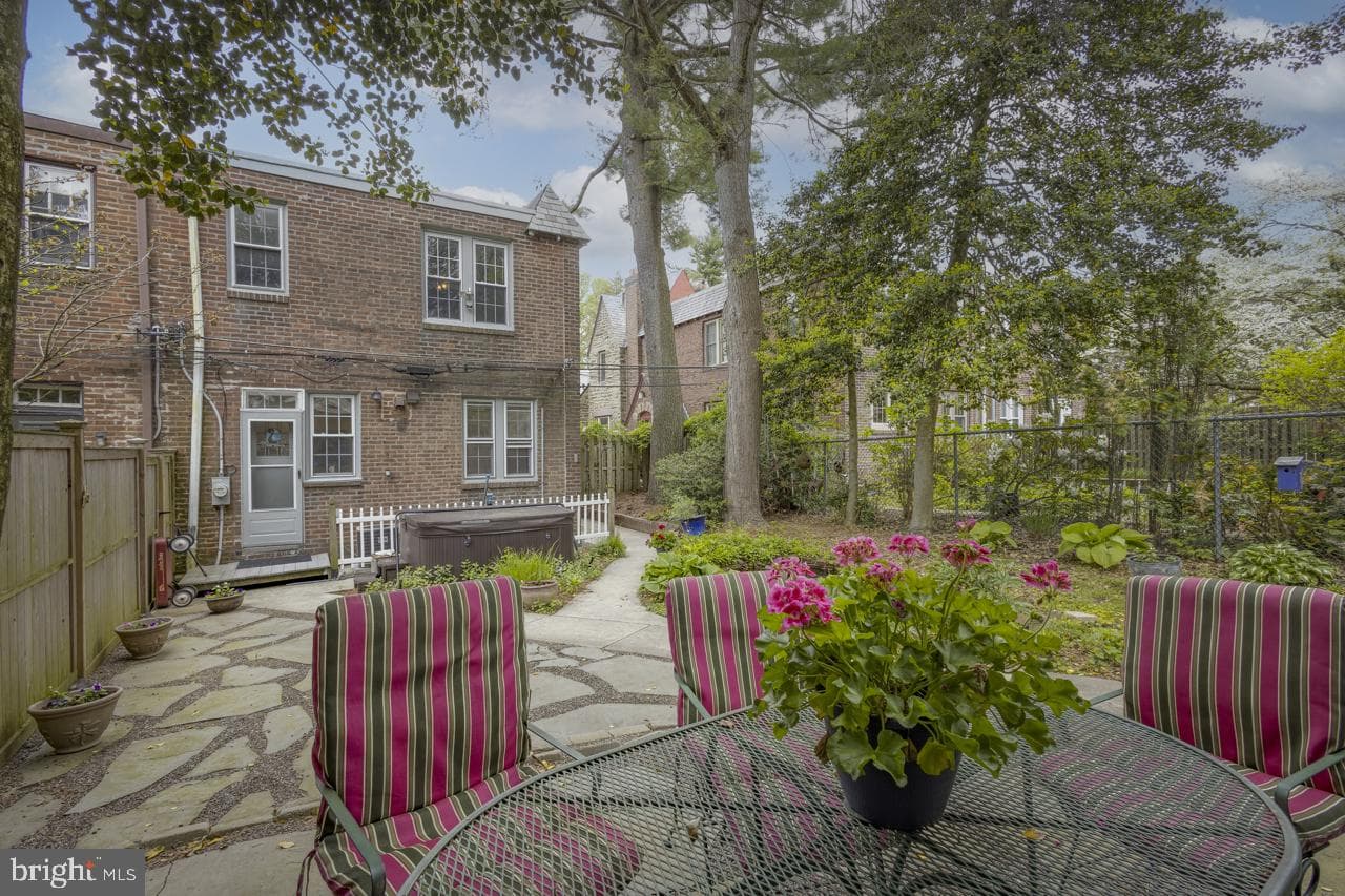 606 E Durham Street photo 26