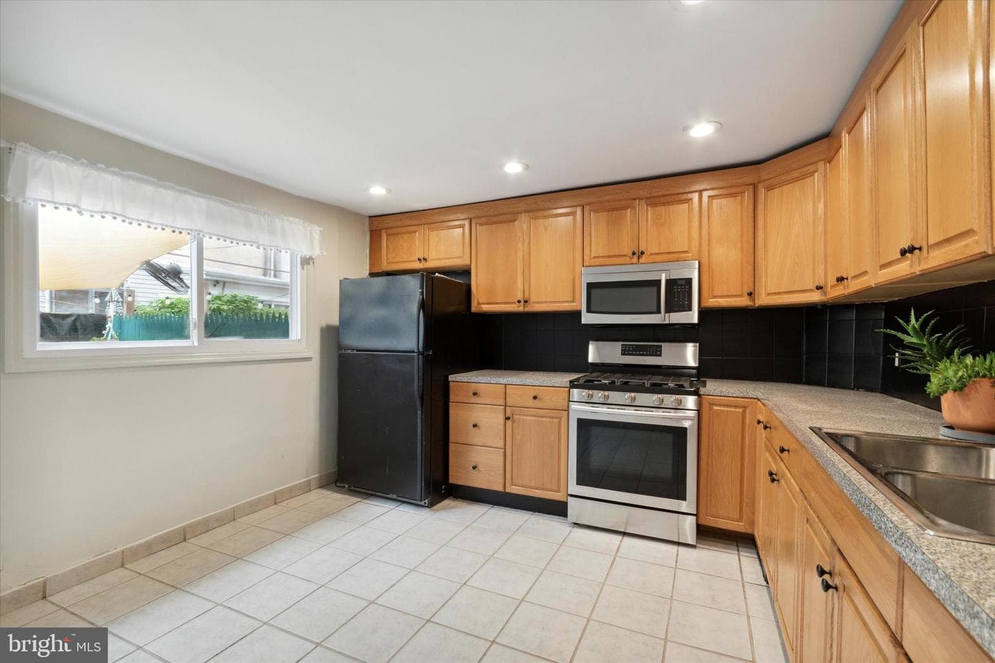 833 Almond Street photo 16