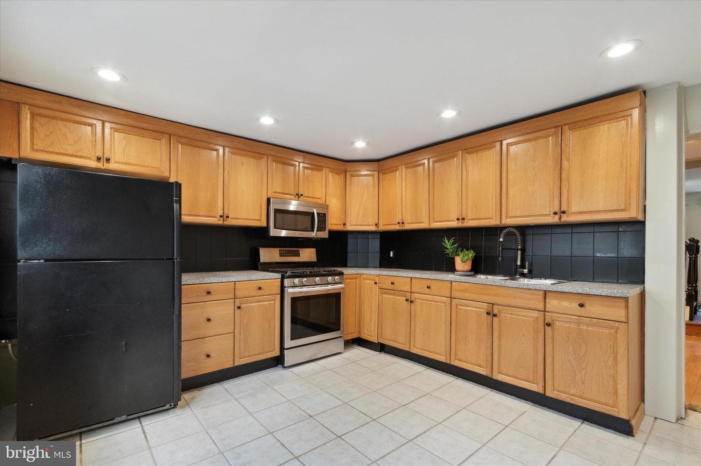 833 Almond Street photo 17