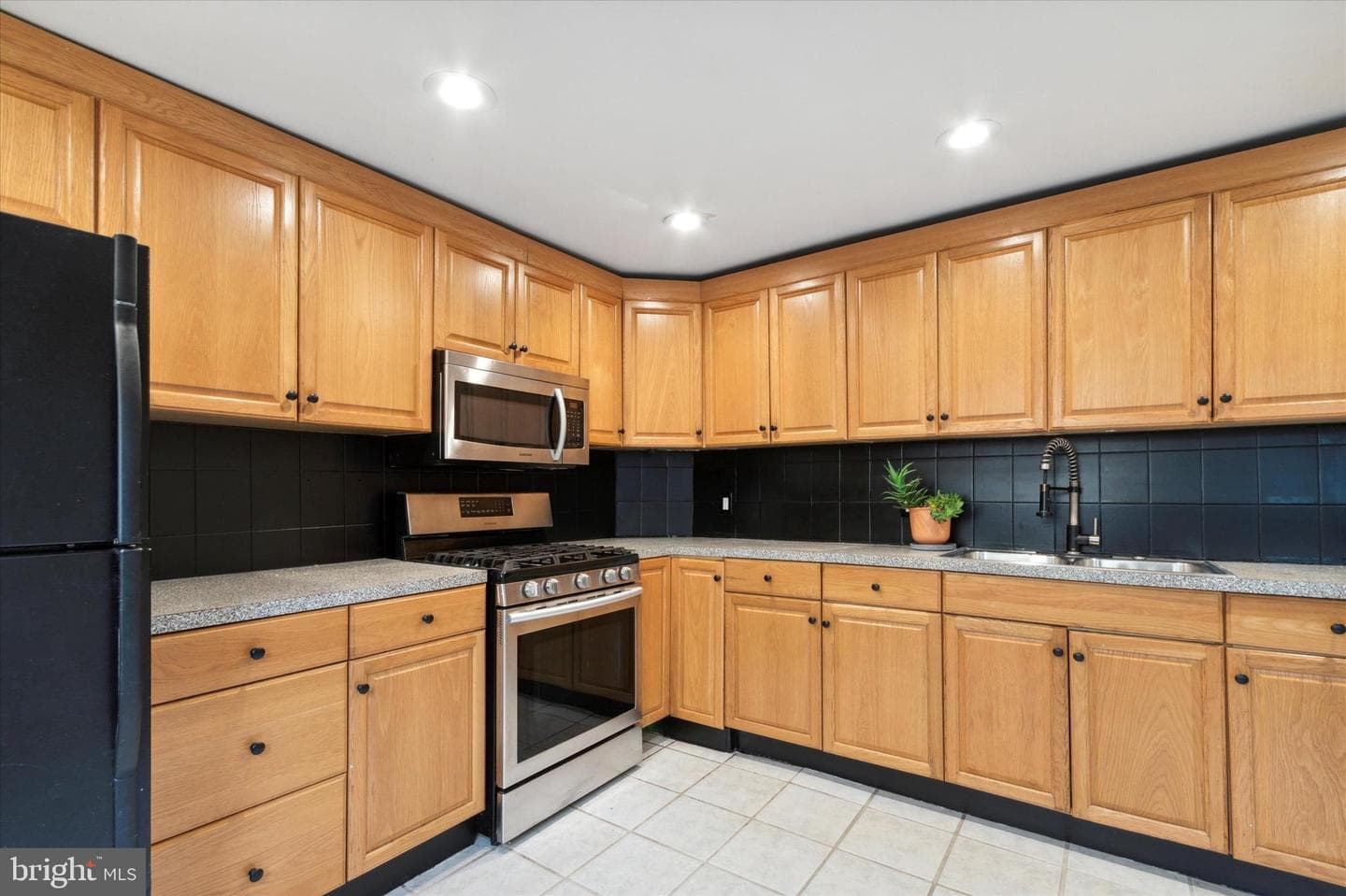 833 Almond Street photo 18