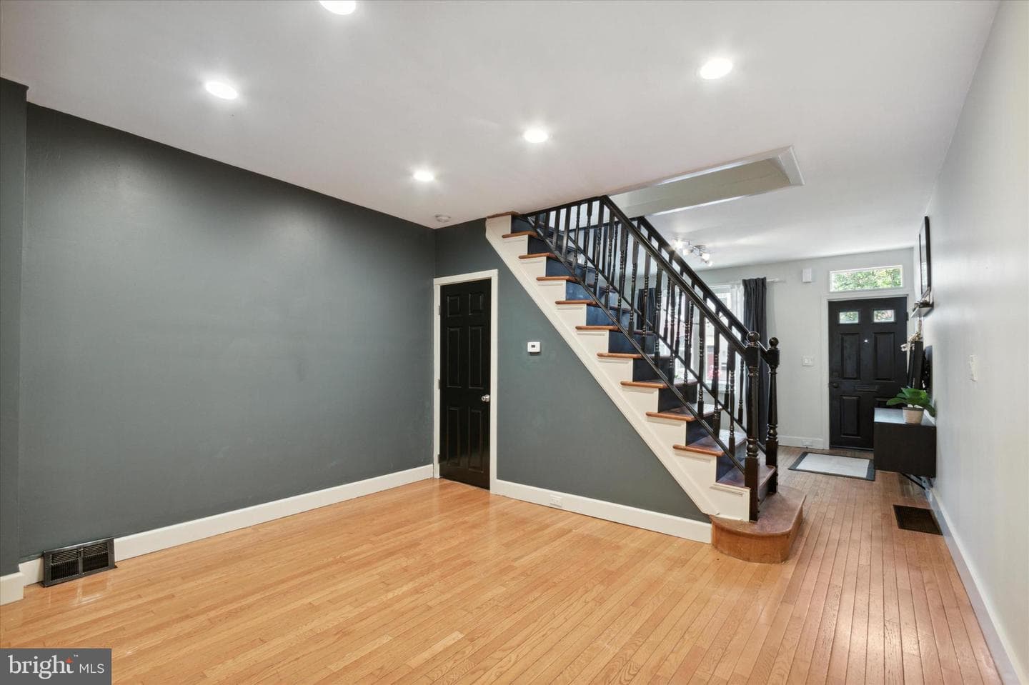833 Almond Street photo 4