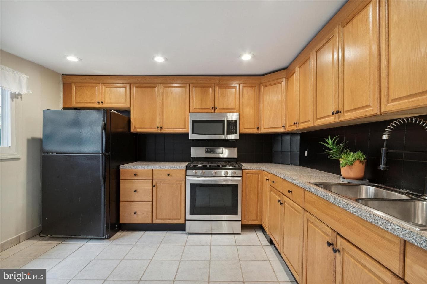 833 Almond Street photo 5