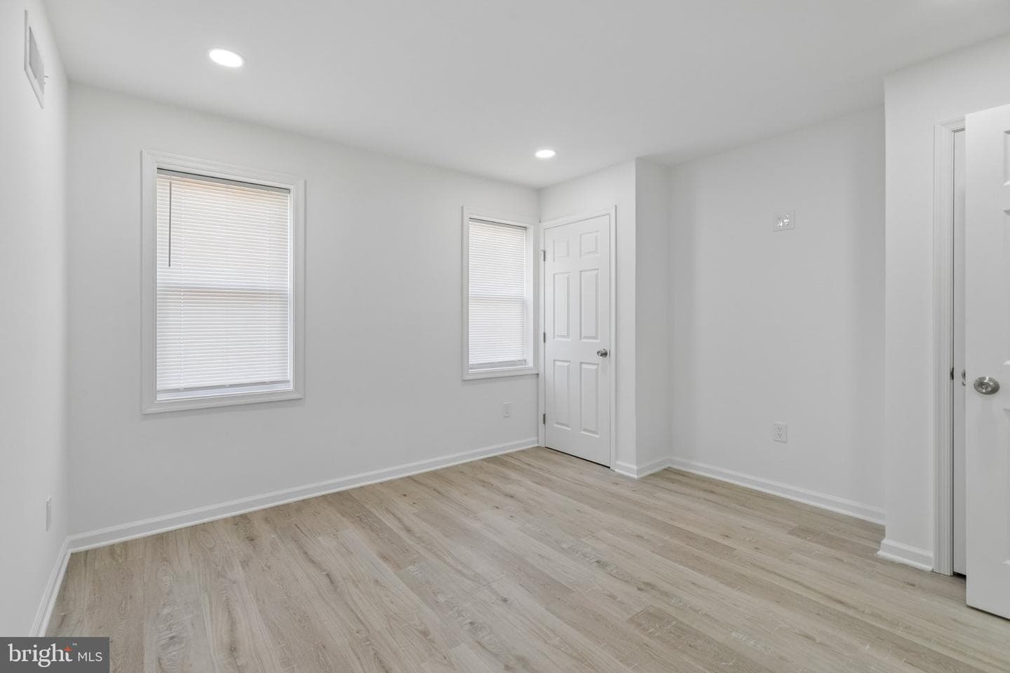 21 E Silver Street photo 23