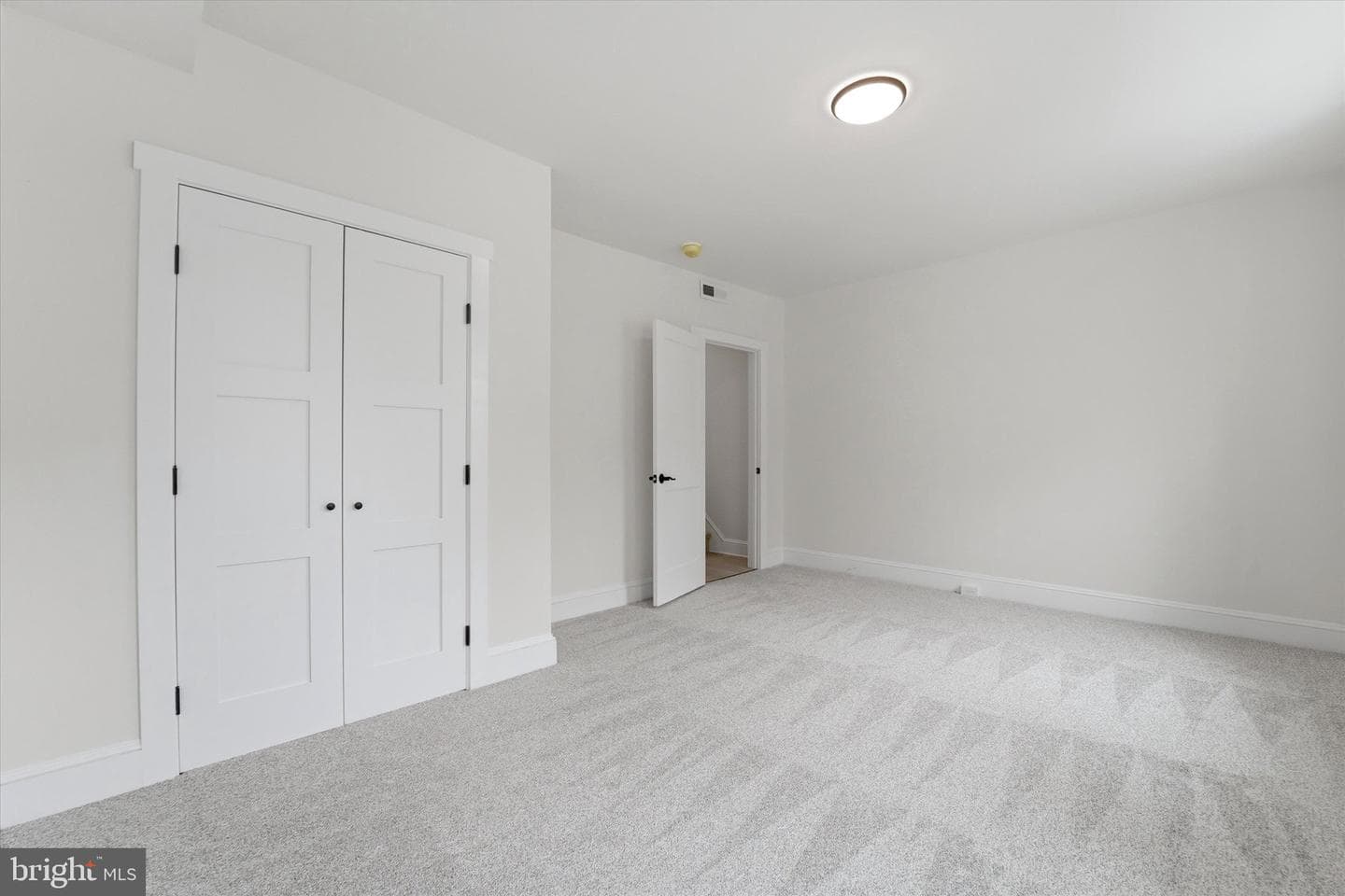 303 Green Lane photo 28