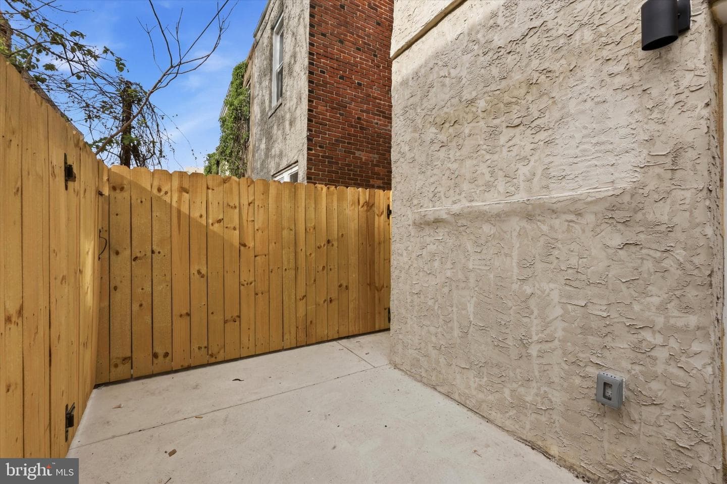 1205 S Harmony photo 20