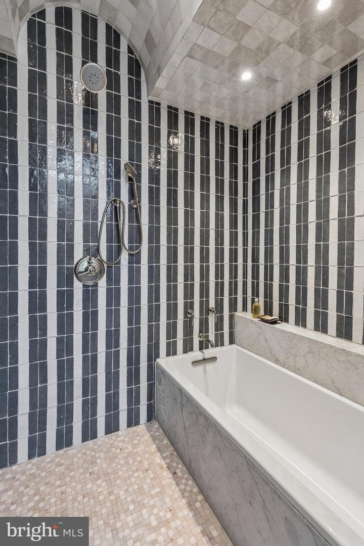 2200 Saint James Place photo 35