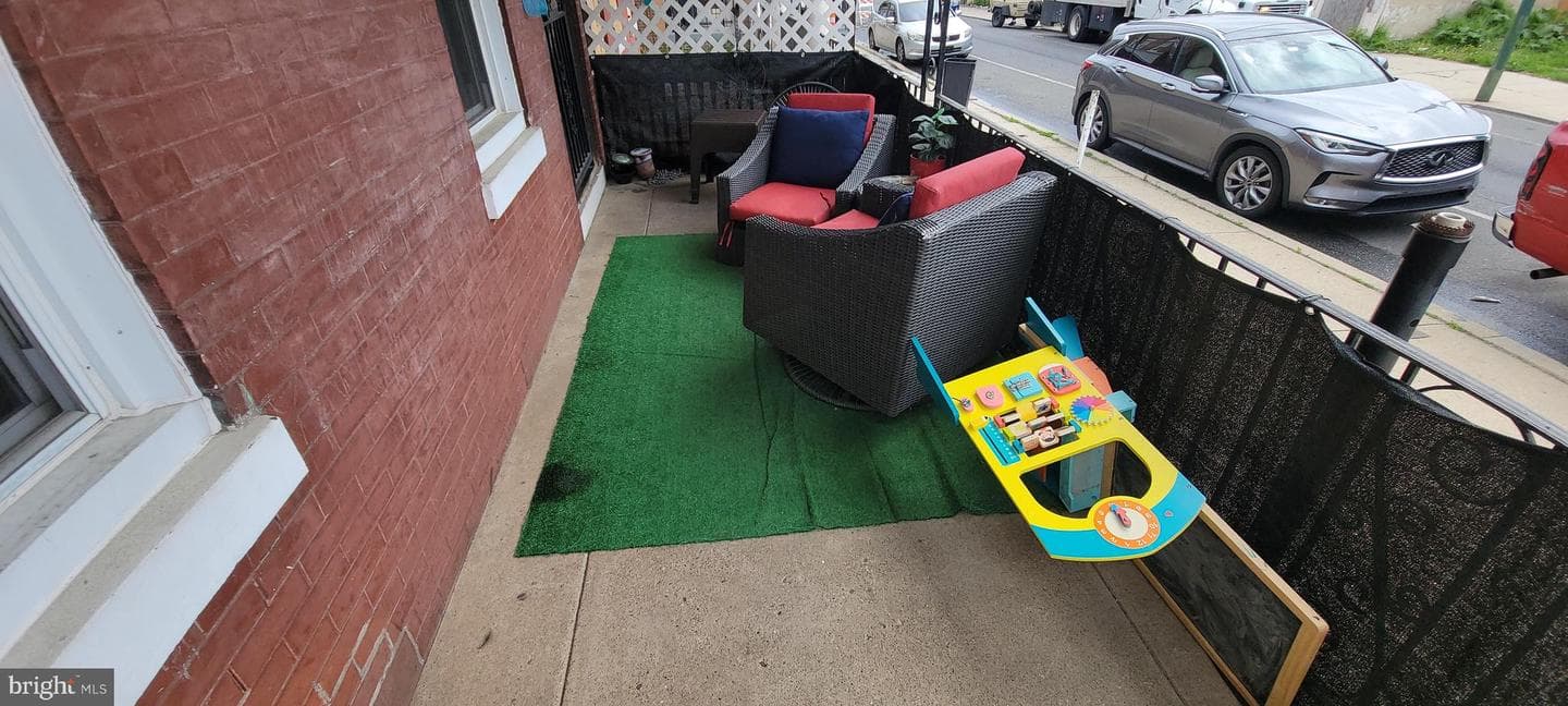 1683 Margaret Street photo 2