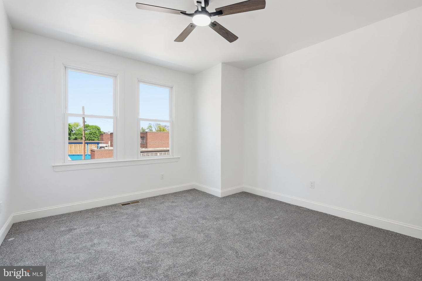 5754 W Oxford Street photo 29