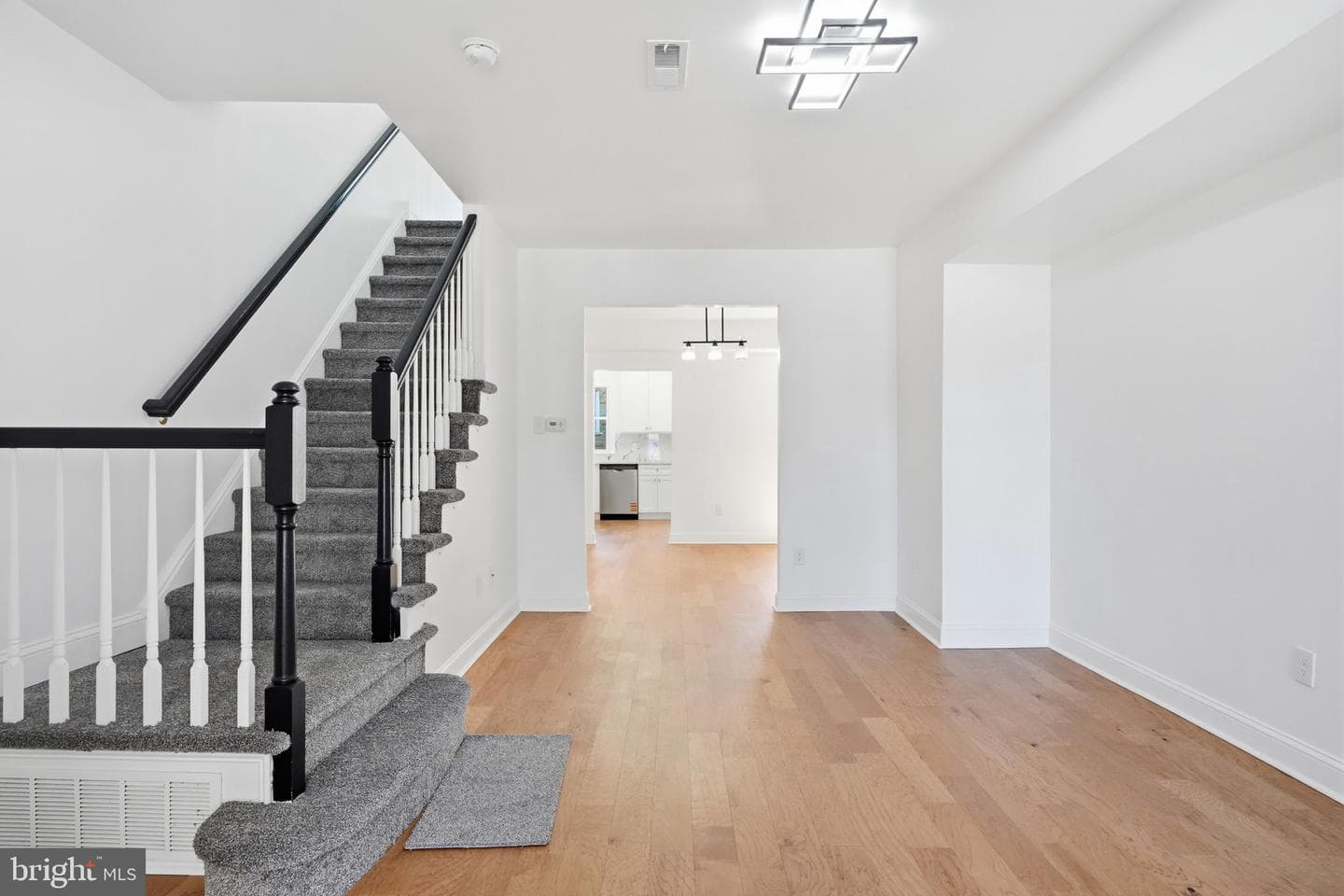 5754 W Oxford Street photo 6