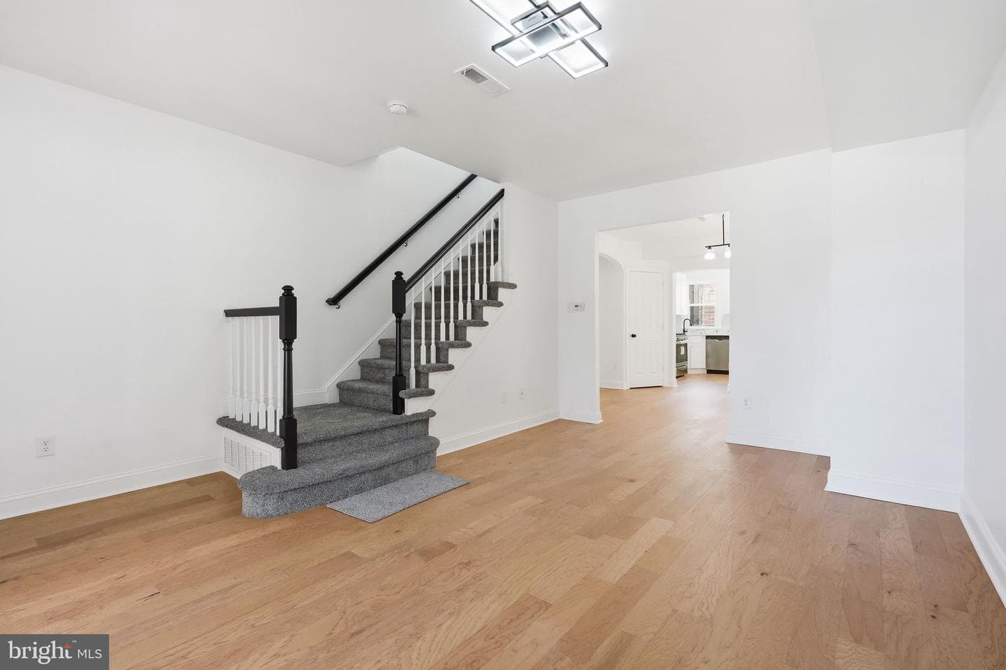5754 W Oxford Street photo 7