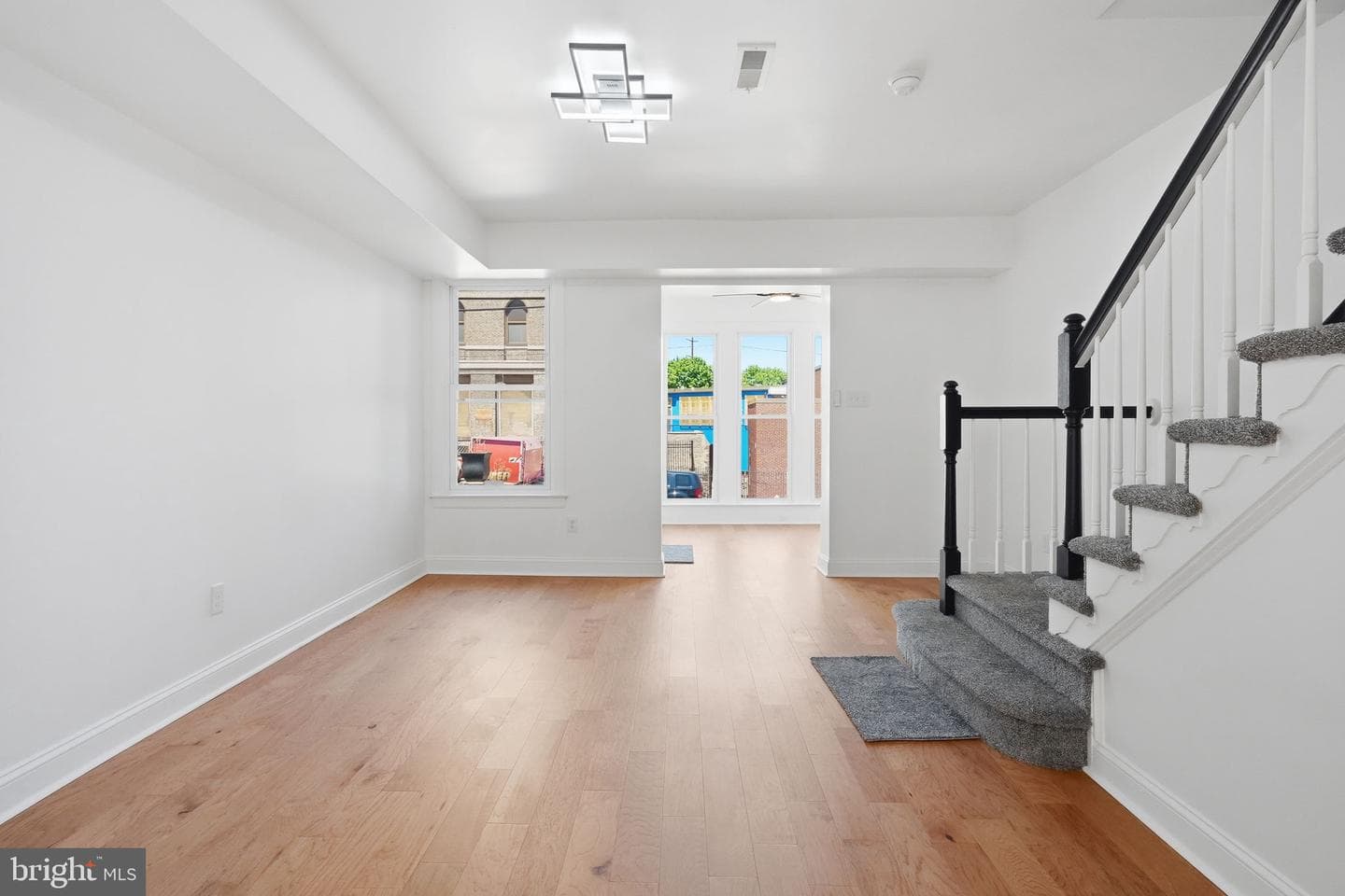 5754 W Oxford Street photo 8