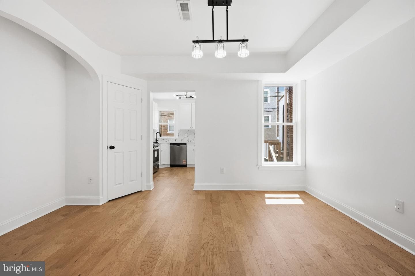 5754 W Oxford Street photo 9