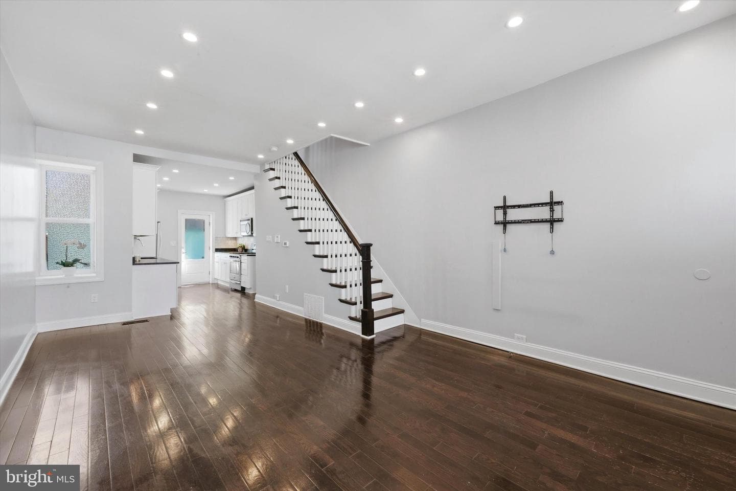 308 Roseberry Street photo 3