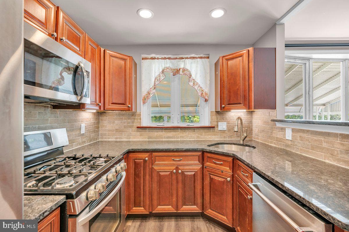 8104 Lexington Avenue photo 17