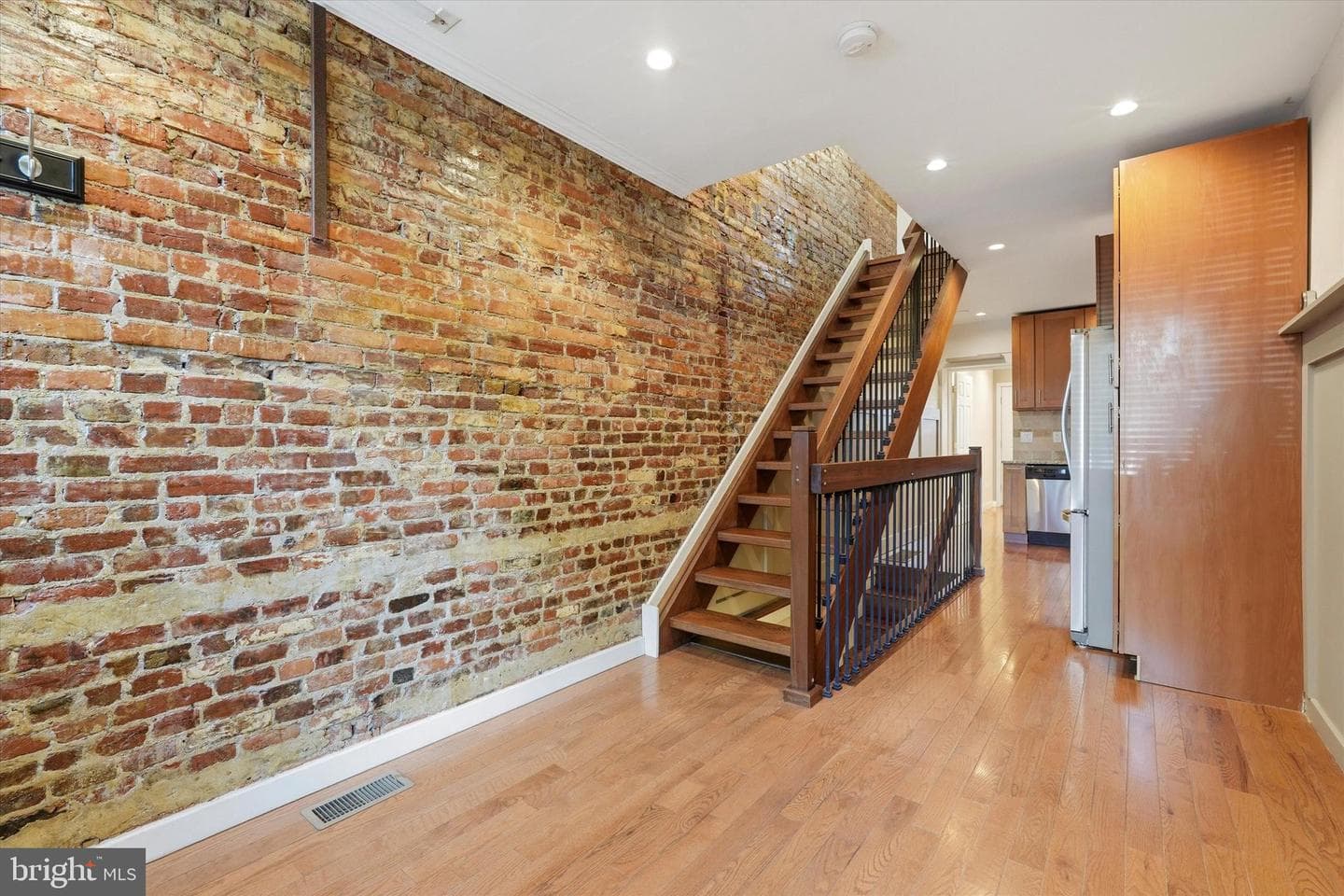 215 Earp Street photo 2