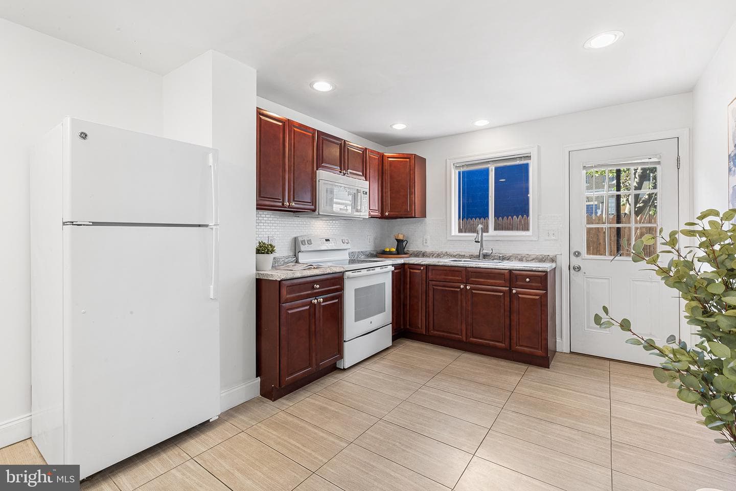 621 E Flora Street photo 8