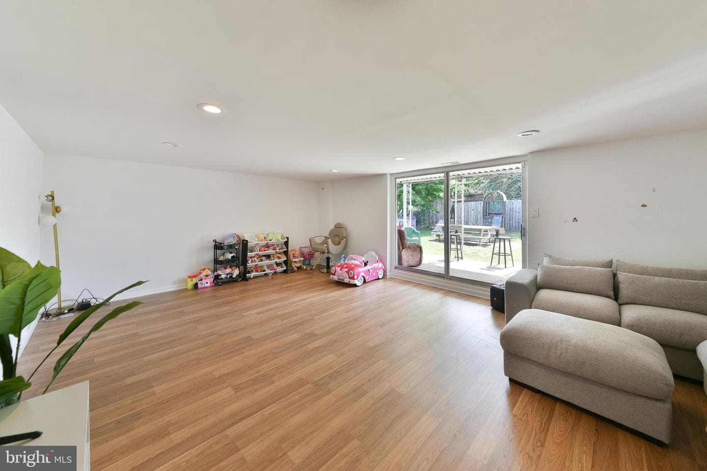 9747 Hoff Street photo 22
