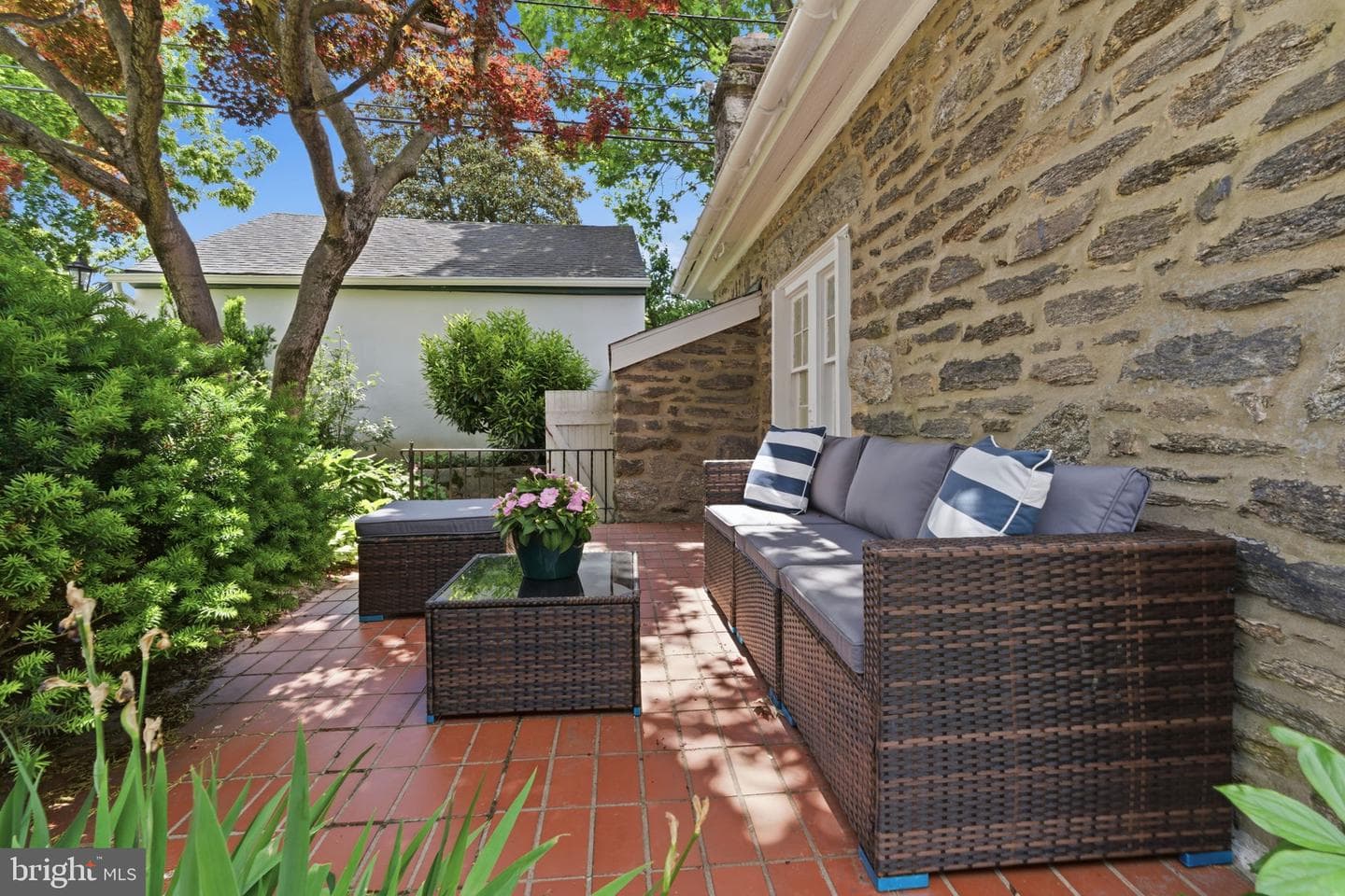 3226 W Penn Street photo 2