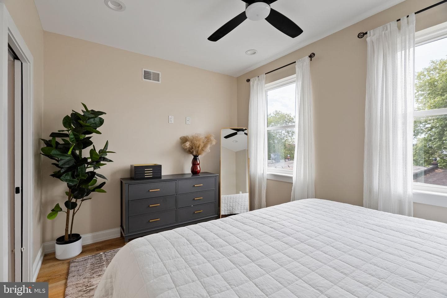2932 Nicholas Street photo 30