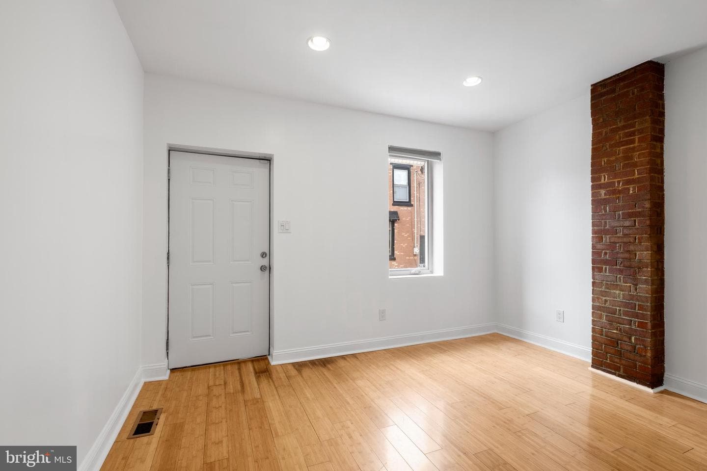 2539 Webb Street photo 4