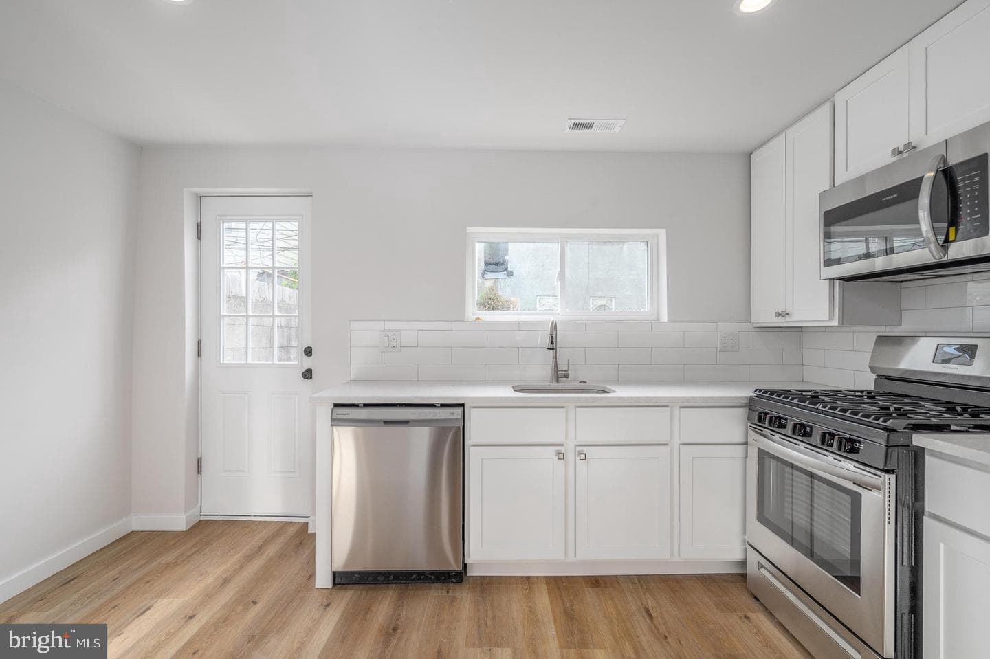 438 Dudley Street photo 5