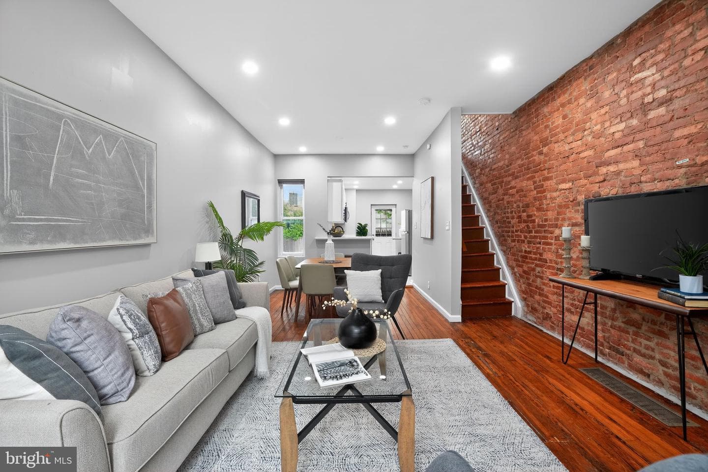 1346 N Dover Street photo 2