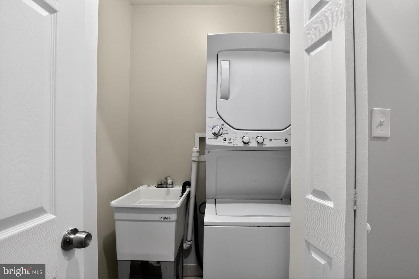 1346 N Dover Street photo 23