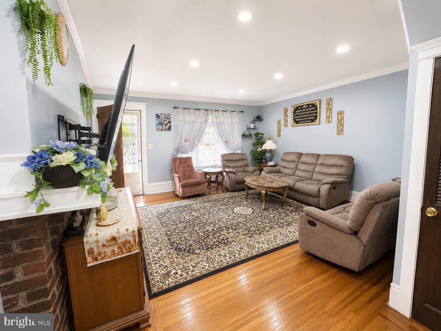 1112 Allengrove Street photo 4
