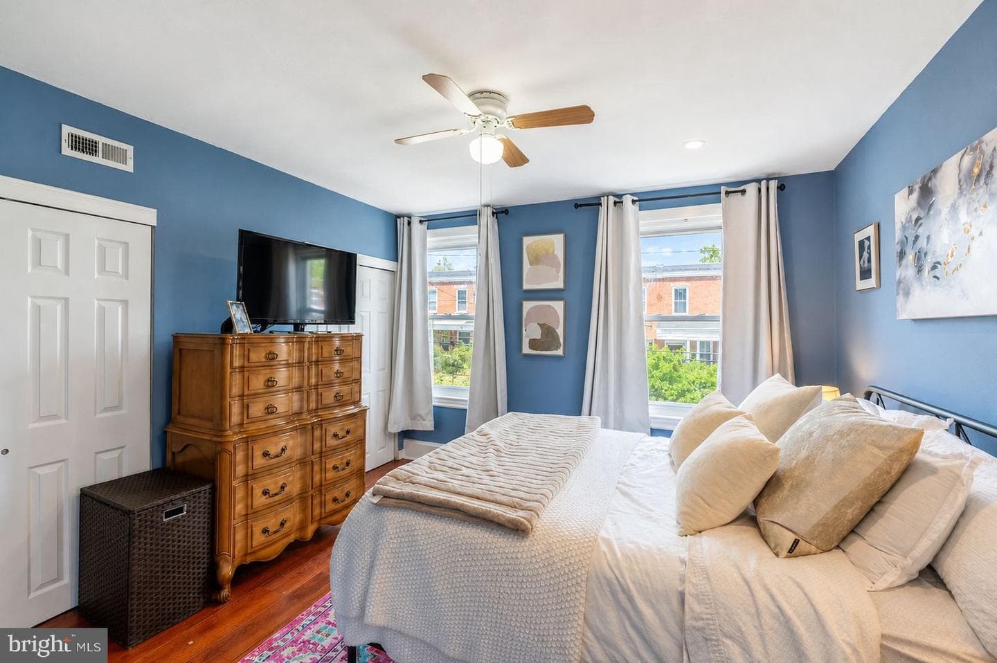566 Martin Street photo 18