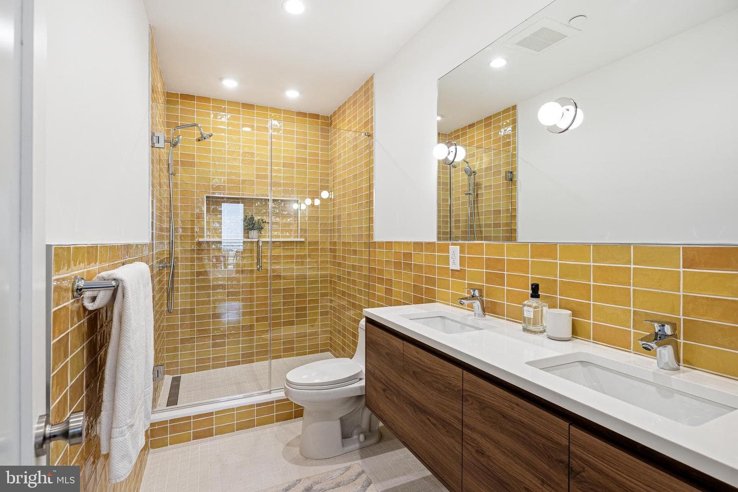 631 E Thompson Street photo 32