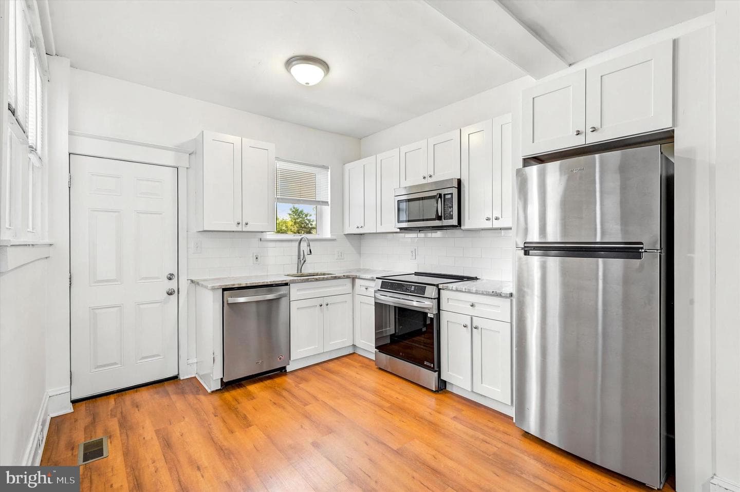 5851 Fernwood Street photo 11
